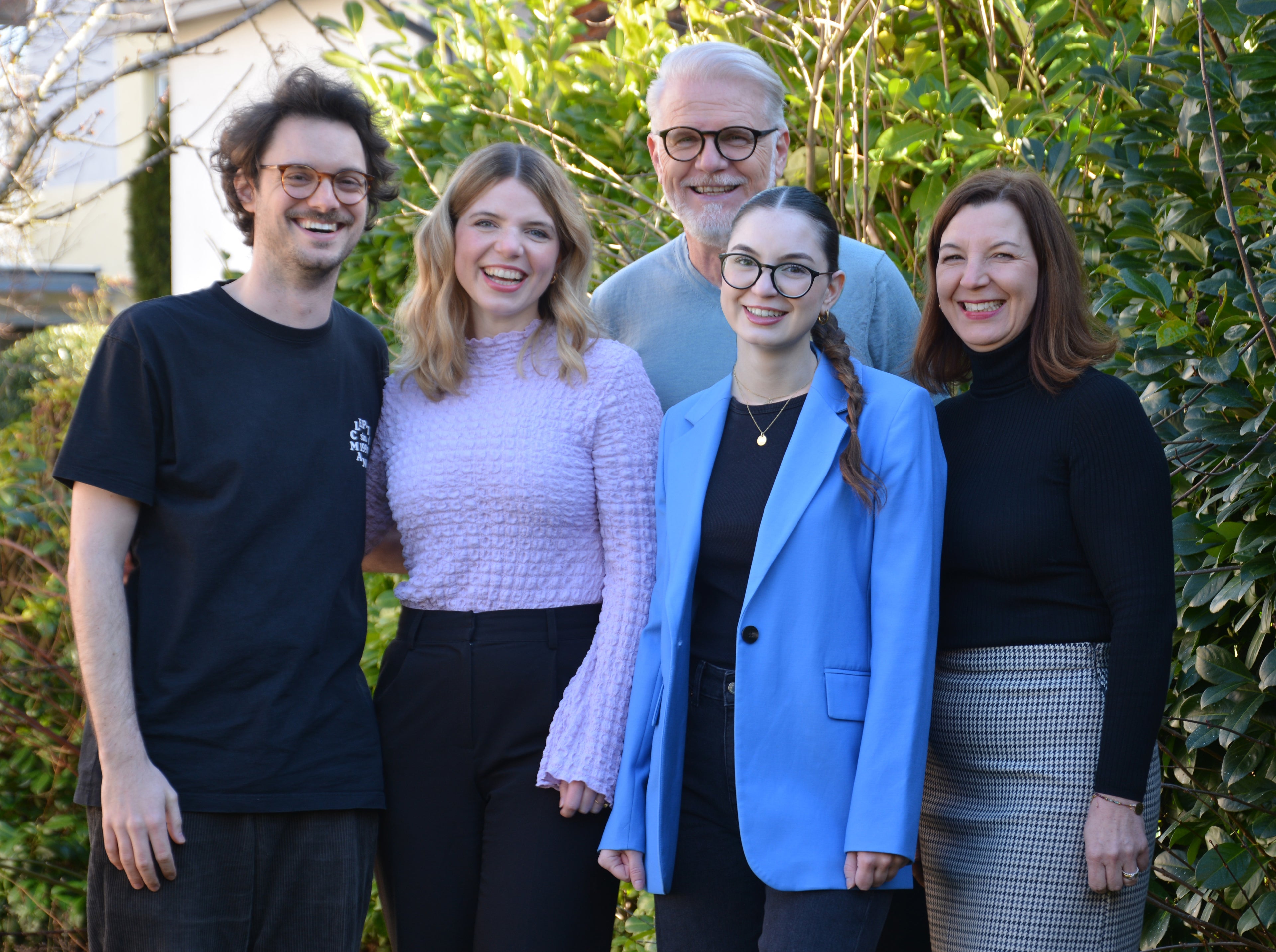 Das fünfköpfige Team hinter Lena & Louise Coffees – das familiengeführte Unternehmen und die Menschen hinter der Kaffeerösterei in Ravensburg.