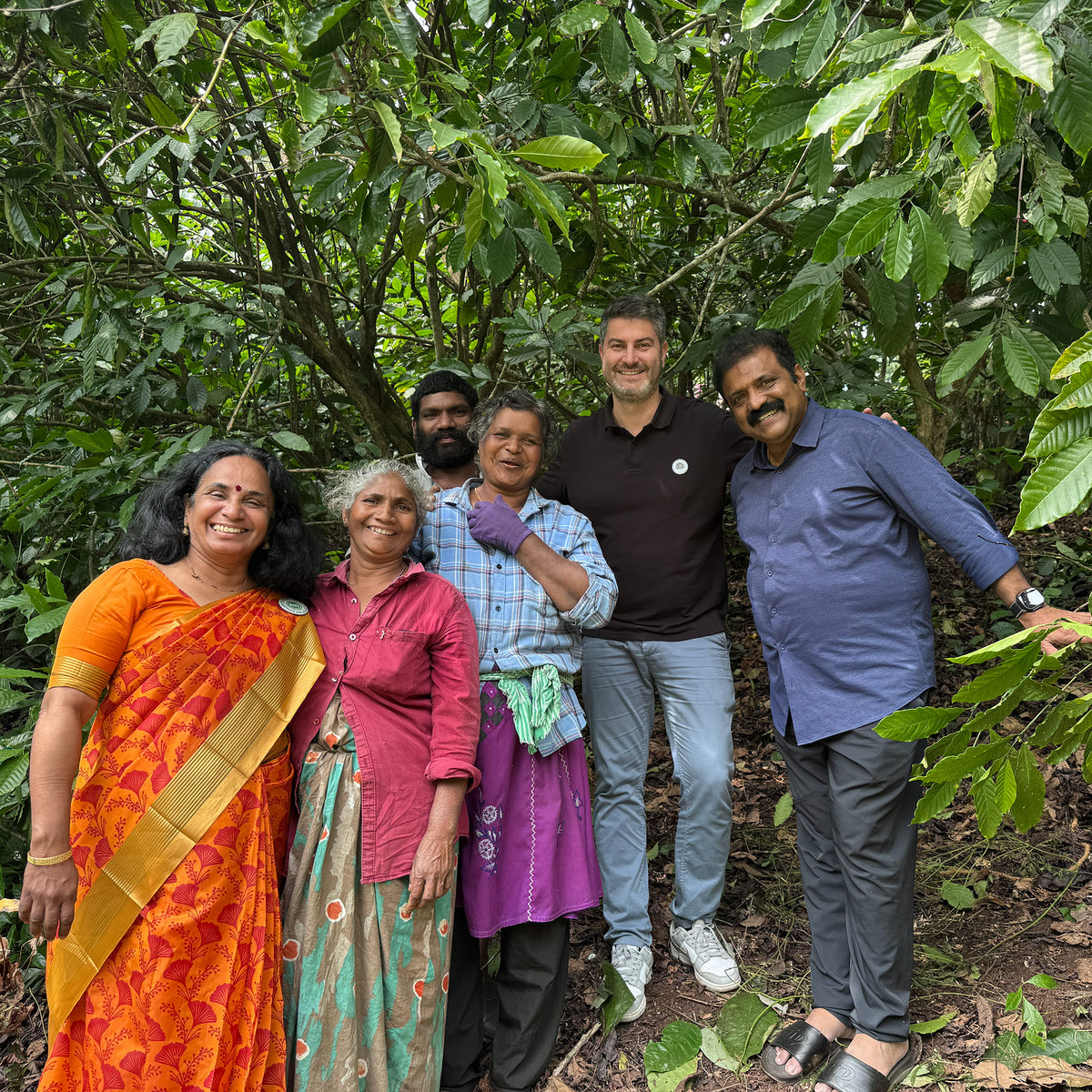 Indigene Kaffeefarmer auf einer Kaffeeplantage in Indien – persönlicher Austausch über Kaffeeanbau, Herkunft und die Menschen hinter dem Kaffee.