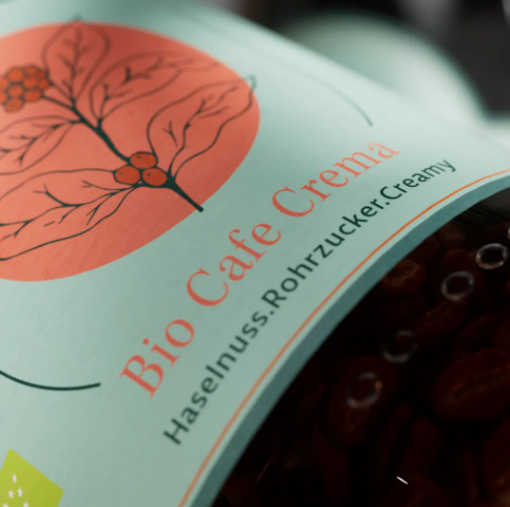 Bio Café Crema von Lena & Louise Coffees mit Aromen von Haselnuss, Rohzucker und cremigem Geschmacksprofil in der Mehrwegflasche.